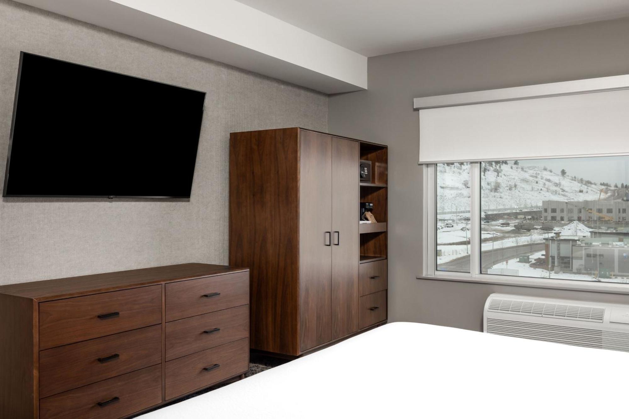 Four Points By Sheraton Kelowna Airport Exterior photo