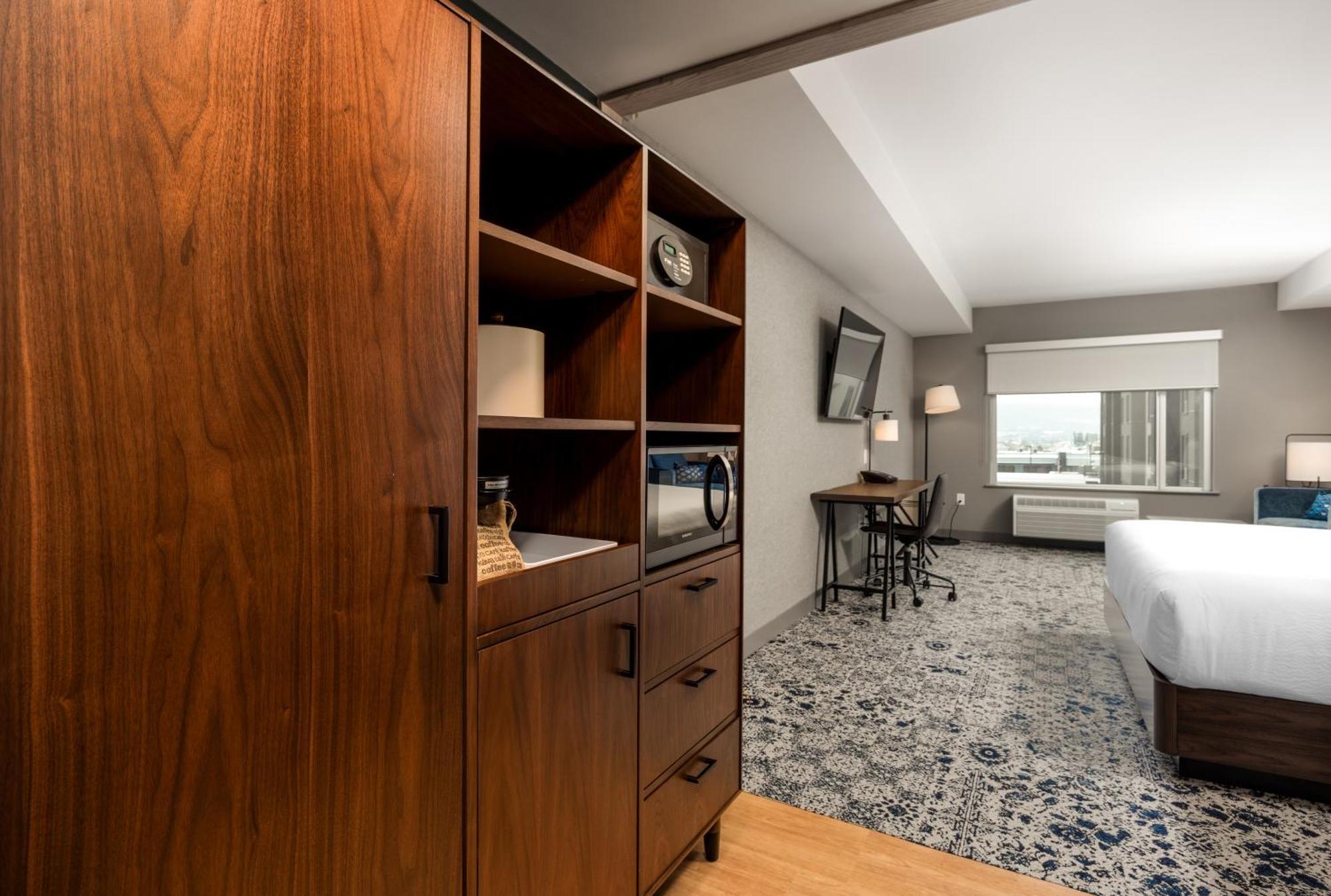 Four Points By Sheraton Kelowna Airport Exterior photo
