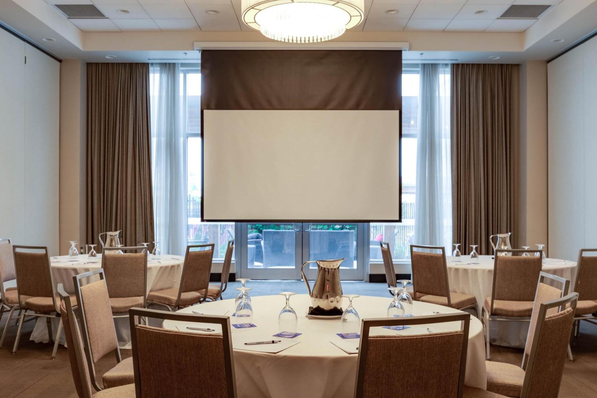 Four Points By Sheraton Kelowna Airport Exterior photo