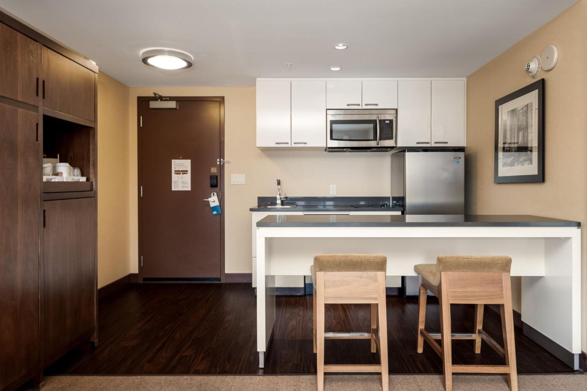 Four Points By Sheraton Kelowna Airport Exterior photo